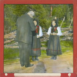 Kahn snakker med to piker