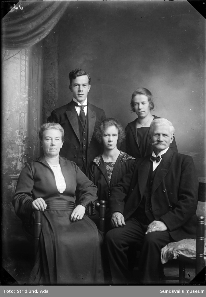 Ateljéporträtt. Familjen Norman, Nyvik Alnö. Föräldrar, I mitten dottern Ragnhild  f.1895, till höger dottern Lonny, längst upp sonen Ivar.