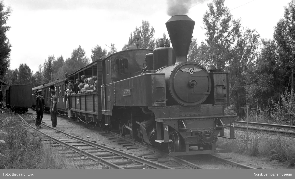 Damplokomotiv nr. 4 med tog på Bingfoss