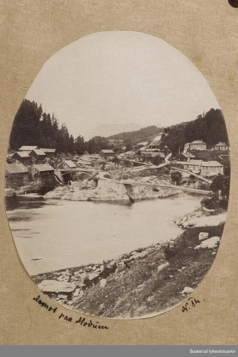 Aamot paa Modum.
Ved Kongsfossen ved Kongssagene ble det i 1870 bygget et tresliperi, Kongssagene Brug