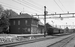 Mysen stasjon med persontog i spor 1