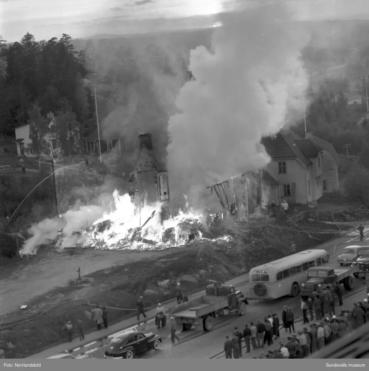 En ungkarlsbarack brann ner i Stockvik 1955.