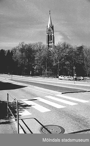 Vy mot Fässbergs kyrka från utsidan av Sahlins terrass (Storgatan 34/Brogatan). Okänt årtal.