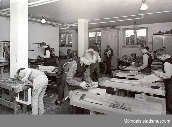 Slöjdsalen i förskolans bottenplan. Okända personer, 1950-tal.