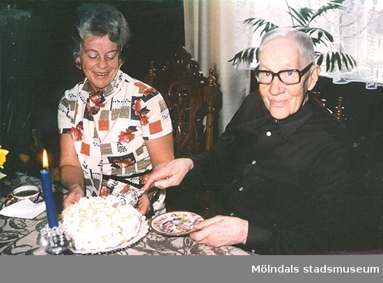 Harald Emilsons 92-årsdag på Änggårdens barndomshem, 1:a april 1982.
Harald Emilson - Handlande ("göteborgstitel"). Margits klänning finns i Mölndals stadsmuseums samlingar (inv.nr 03343_1-2).
