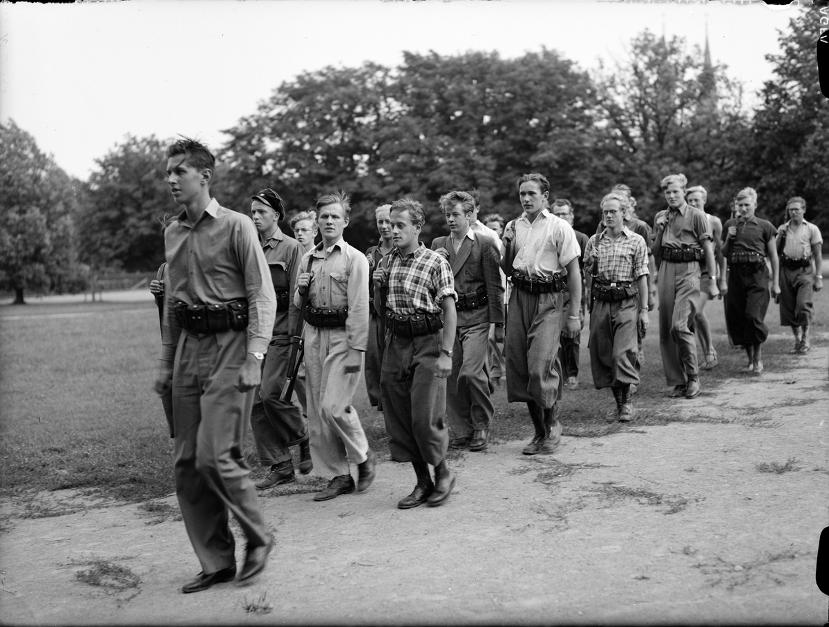 "En grupp läroverkspojkar" marscherar i Skolparken, Luthagen