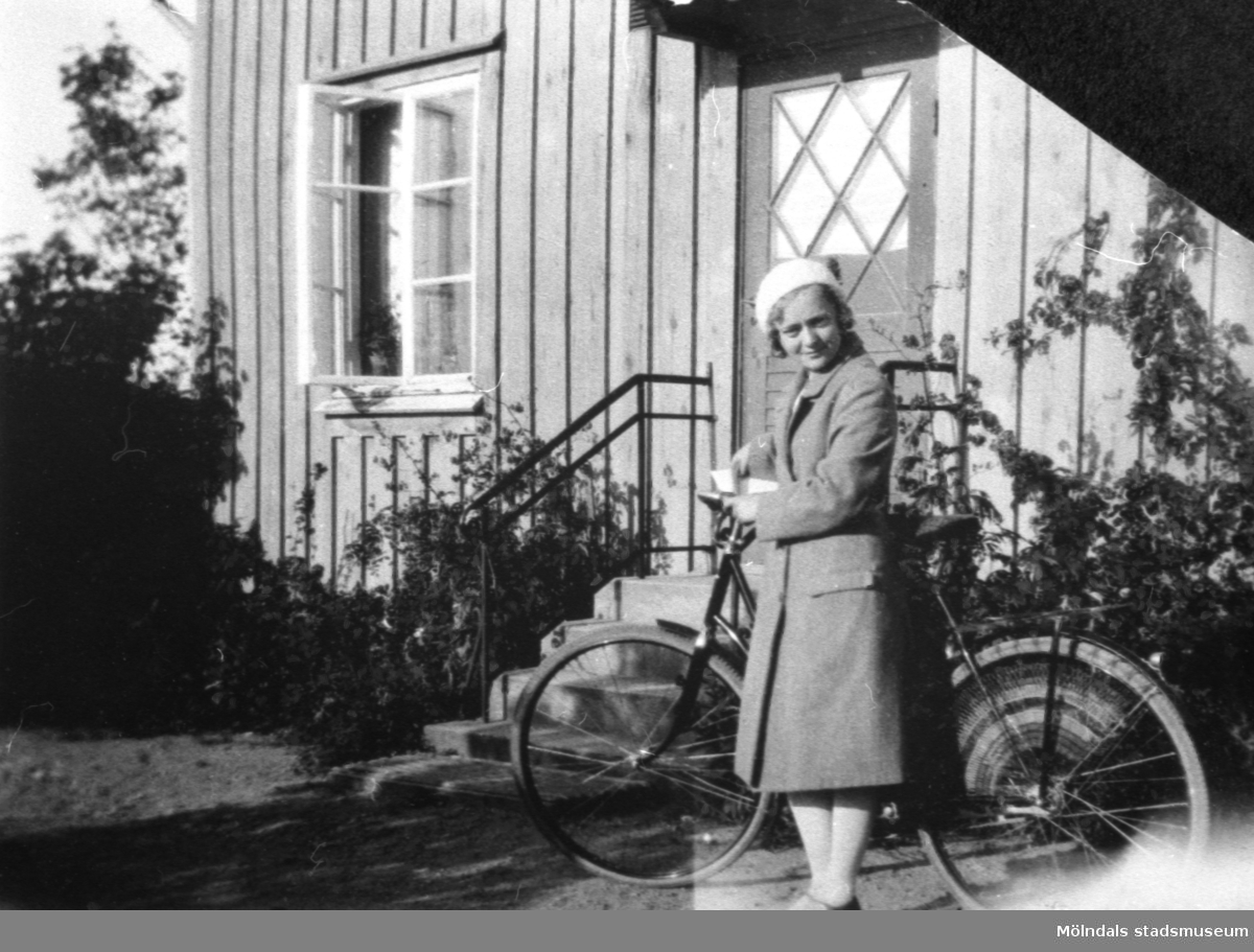 Rosa Pettersson (född Krantz) står vid sin nya cykel, troligtvis 1932. Hon står utanför personalbostaden på Stretered.