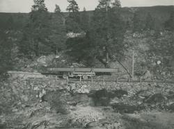 Album fra 1929-1943. "Stålbjelketransport  forbi Vågåmo".  K
