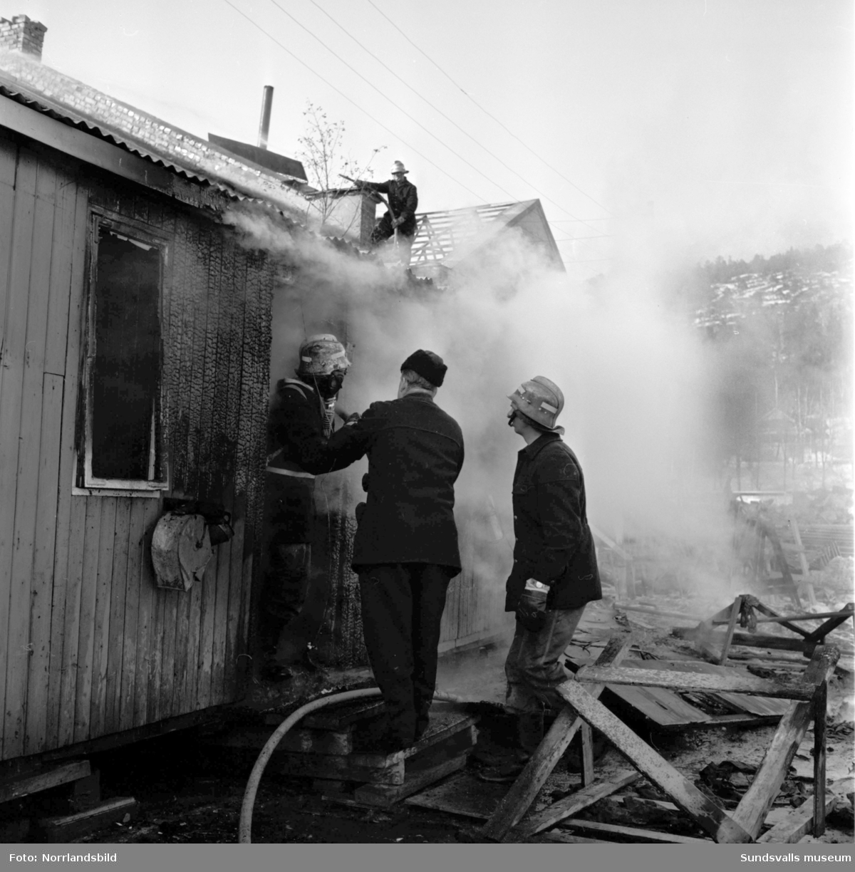 Släckningsarbete vid en brand i en byggnad vid Fabriksgatan (Universitetsallén 2015).