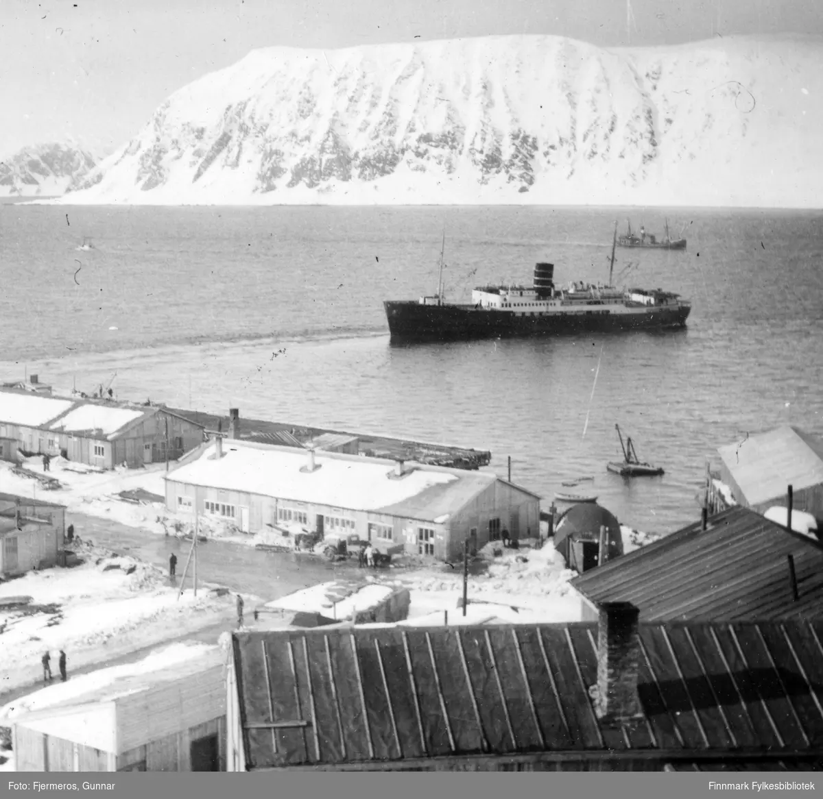 Hurtigruteskipet D/S Nordstjernen fotografert i havna i Honningsvåg en vinterdag i 1947.