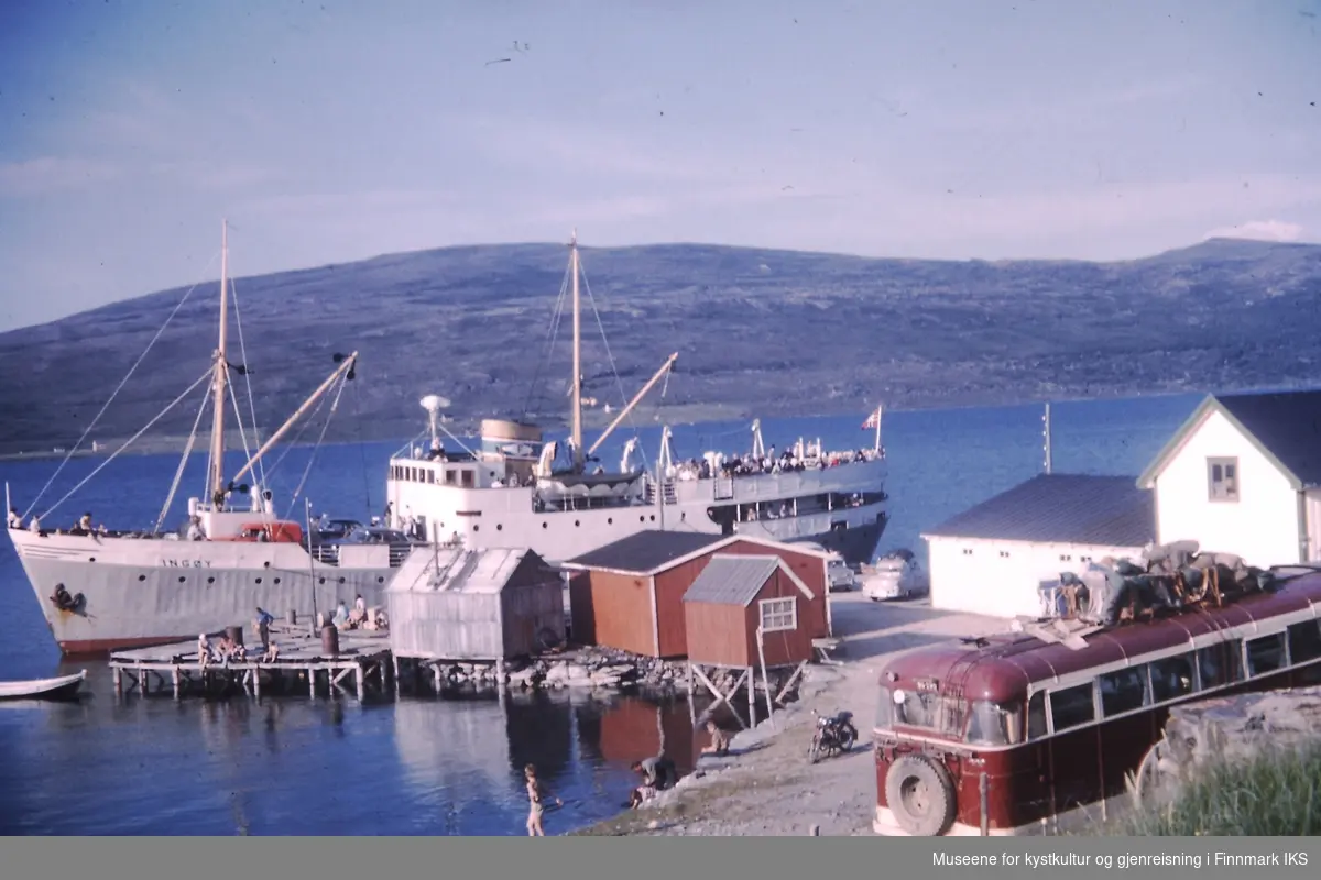 Russenes. Lokalbåt M/S "Ingøy" ved kaia. Båten gikk til Honningsvåg. Ca. 1960/1961.
