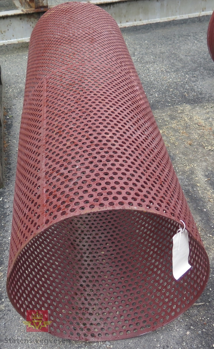 Sylindrisk sorteringstrommel, lagd av perforert (14 mm hull) stål/jernplate. Påført rød Coroless grunning (rustbeskytter). Trommelen mangler flenser i hver ende.