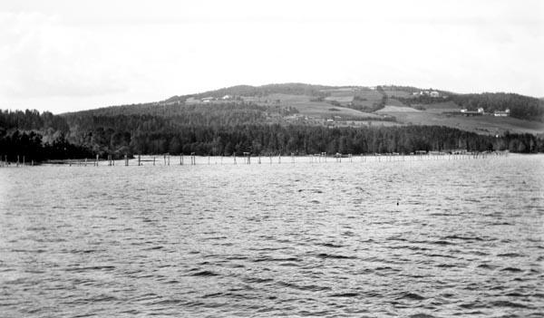 Stokke lense på Biri i Oppland.  Fotografiet er tatt over Mjøsas vannspeil mot Stokkeelvas utløp i innsjøen, der vi ser at det var pælet inn et område for oppsamling av fløtingsvirke fra det ovenforliggende vassdraget.  Her skulle stokkene buntes for sleping sørøver innsjøen.  I bakgrunnen ser vi høgdedraget på nordsida av Stokkeelvas nedre del, med gardsbruk i sørhellinga og skog ovenfor.

Stokkeelva har sine fjerneste kilder i Bergvatnet i Nordre Land.  Vassdraget har et nedslagsfelt på om lag 225 kvadratkilometer.  Den øvre delen, der det er snakk om en bekk eller ei å, kalles Finna.  Etter at vassdraget har passert Ringsjøen brukes navnet Stokkeelva inntil vassdraget renner ut i Mjøsa ved et par garder som heter nettopp Stokke.  Fra den nevnte Ringsjøen og nedover er Stokkeelva stor og bred.  Det ble stiftet egen fellesfløtingsforening for Stokkeelva med driftsregler som Stortinget approberte i 1893.