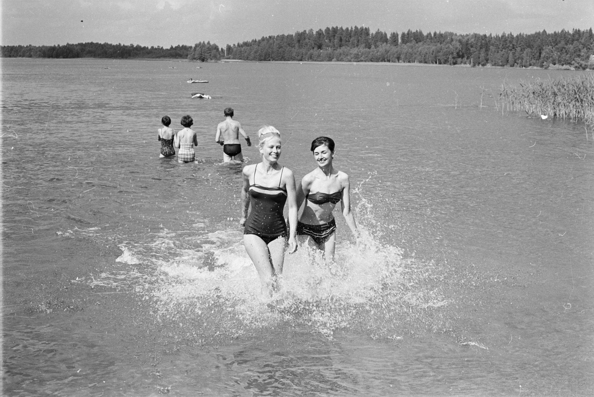 Anita Åhlander och Laila Grandin i badet