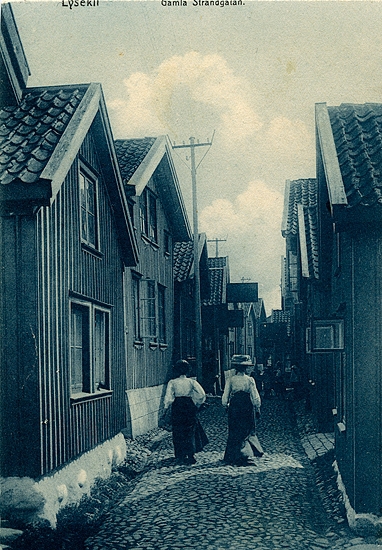 Enligt uppgift på vykortet: "Lysekil Gamla Strandgatan".