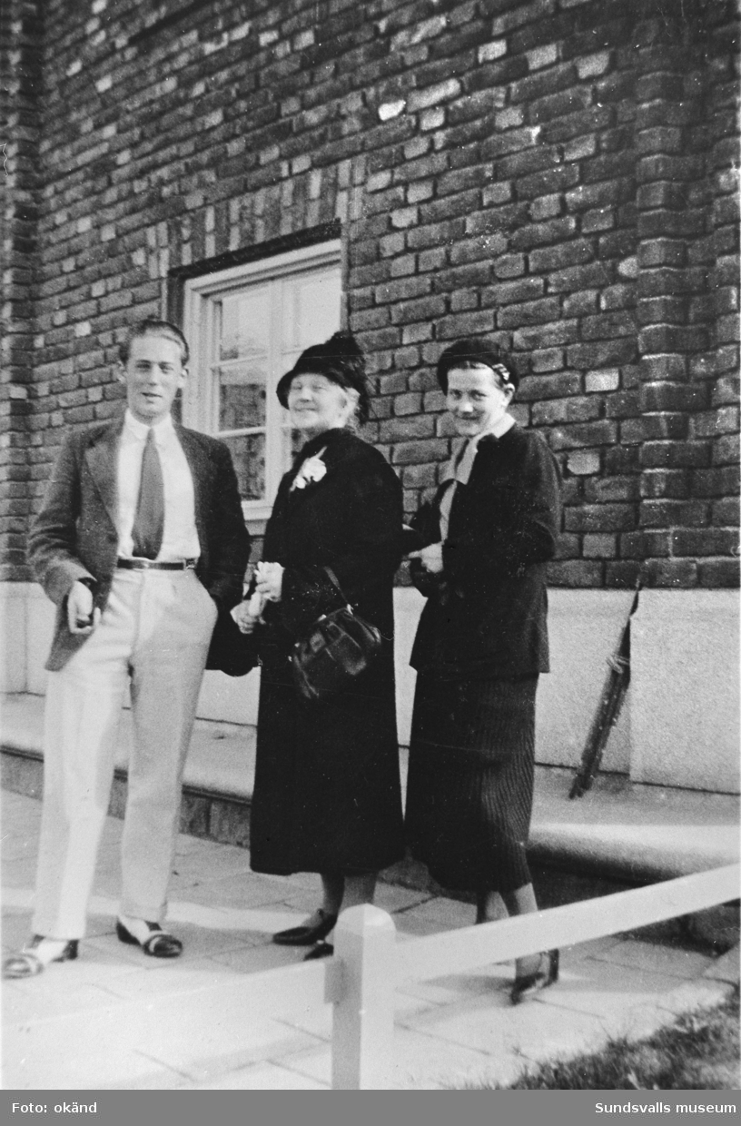 Fr v Olof Modin, hans svärmor Anna Braathen samt svägerskan Maja Braathen.