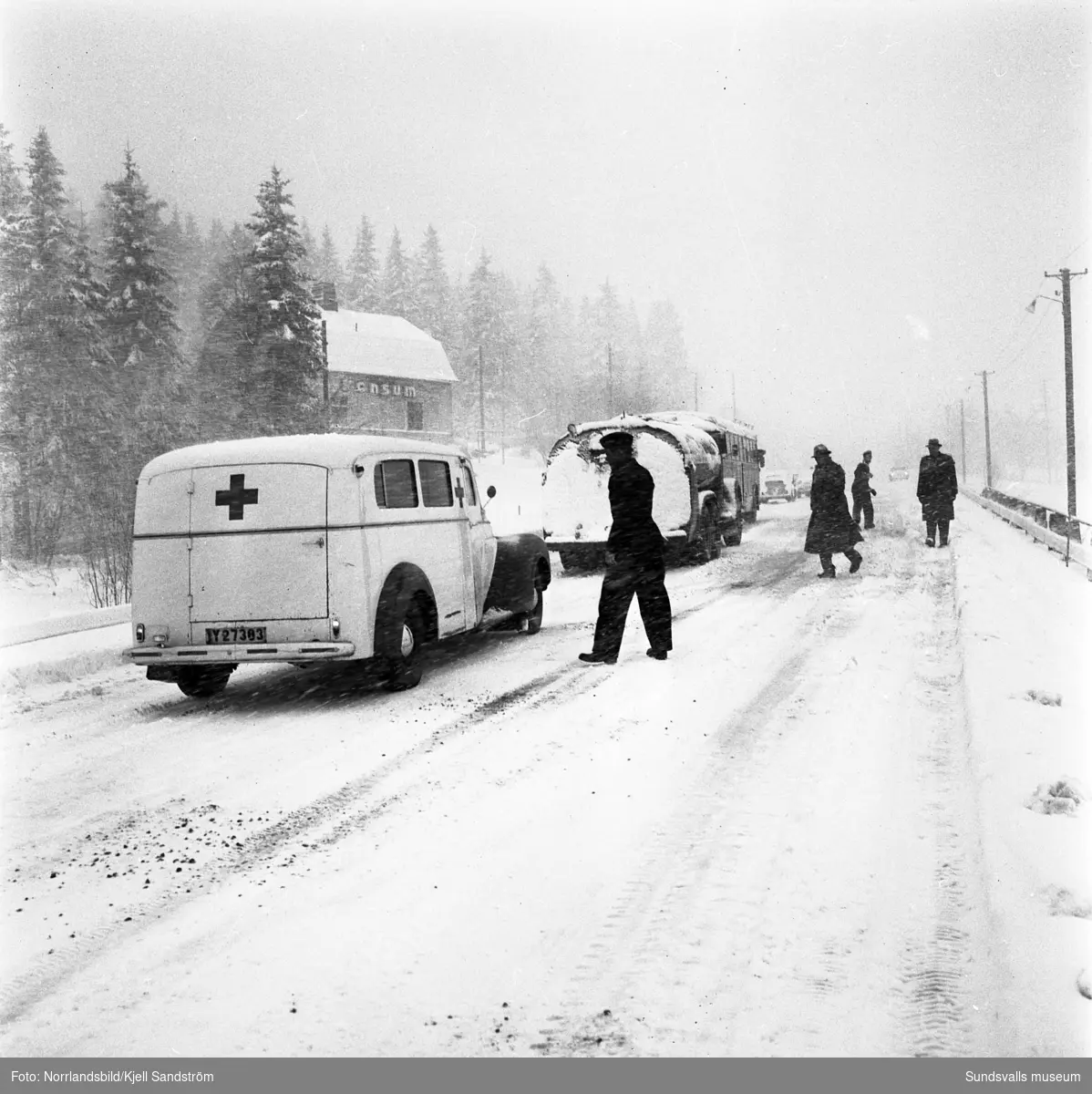 Kraftiga snöfall ställer till det i trafiken och inne i stan i början av april 1959.