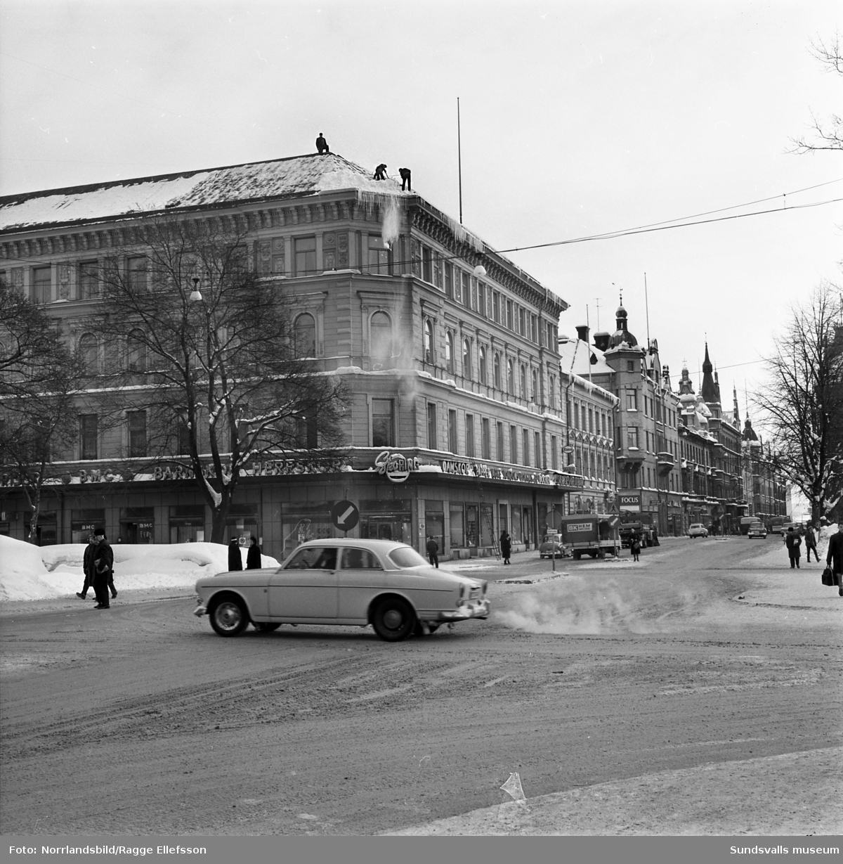 Vinterbilder från Sundsvall den snörika vintern 1966. Esplanaden, Vängåvan, torget och vid Selångersån.
