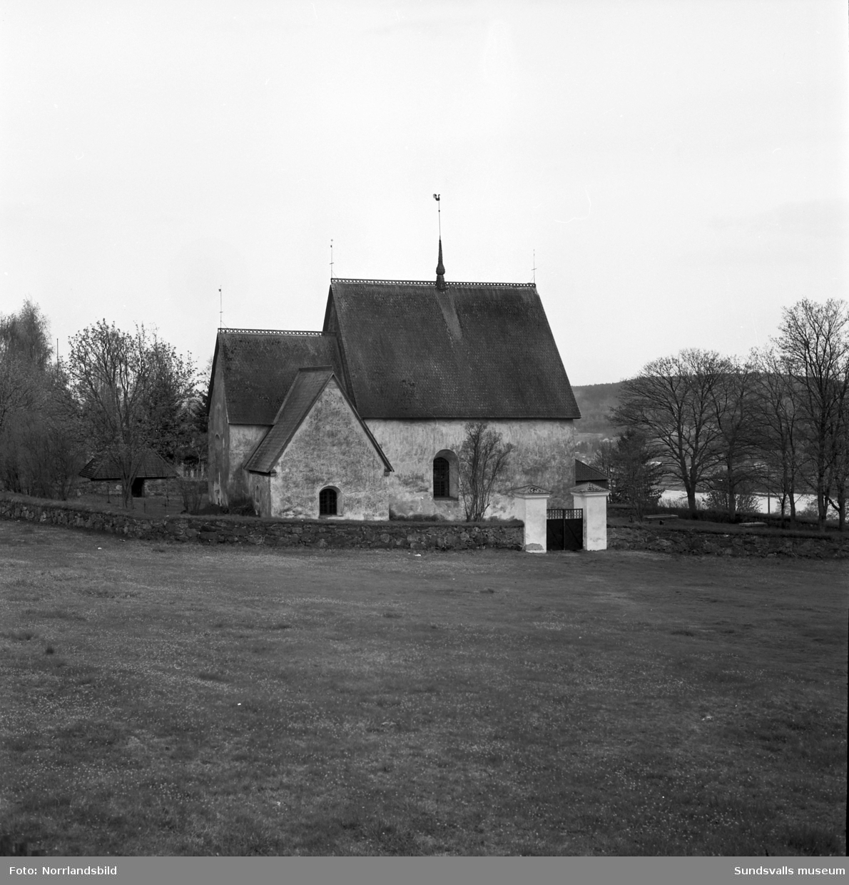 Alnö gamla kyrka, exteriörbilder.