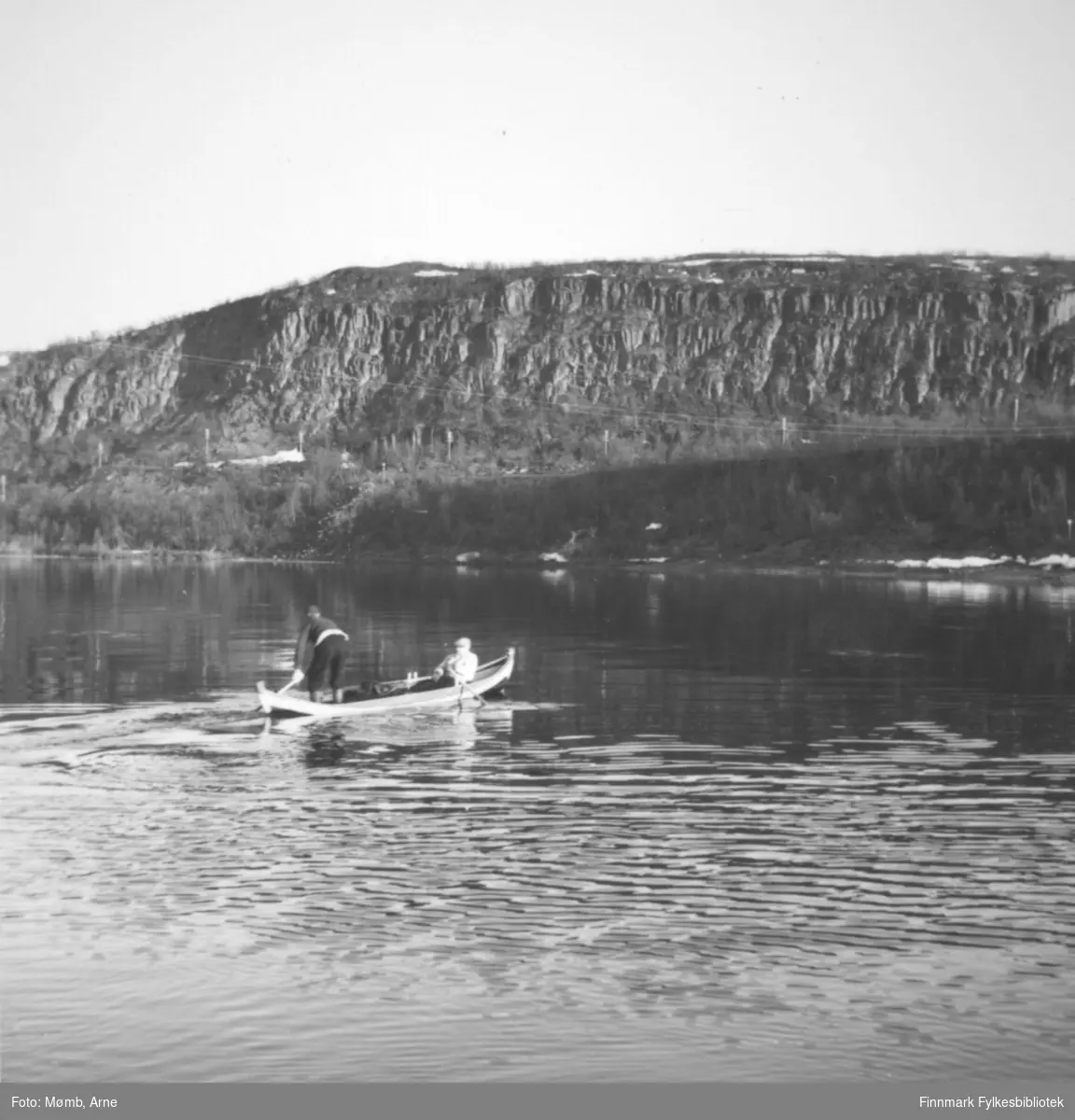 Laksefiskere i Tana i 1958. I båten 80 år gammel Paul Skjærvik sammen med Berg (fornavn ?).