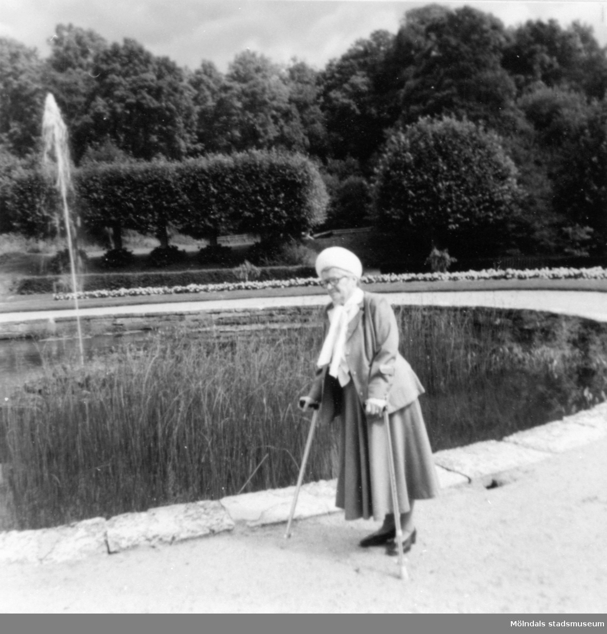 Anna "ve sjön" (Anna Johansson) i Gunnebo slottspark, 1970-tal.