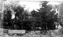 Frå hagen til det gamle hotellet