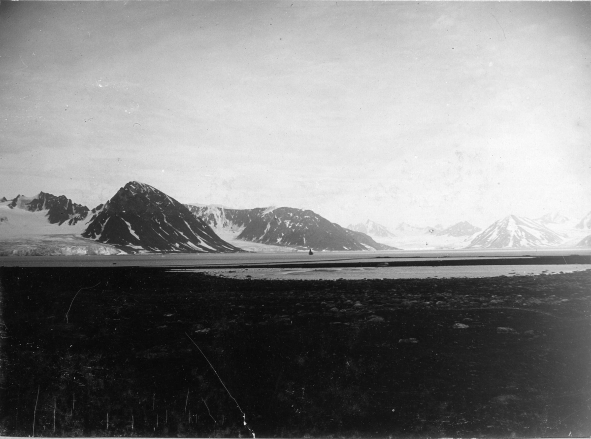Landskap kring Smeerenburg med glaciärer på Vasahalvön