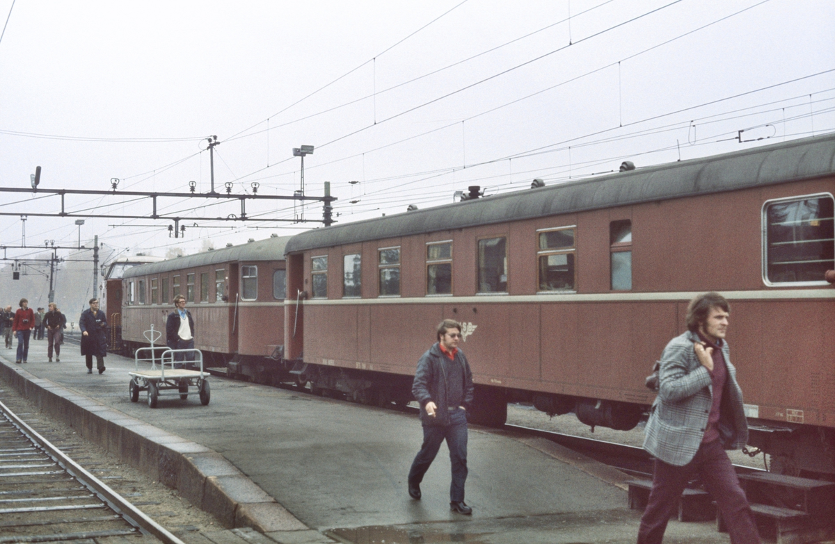 Tomtog til Fagernes med NSB dieselhydraulisk lokomotiv type Di 2 og styrevogner type BFS 91.