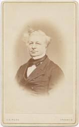 Portrett av en mann i finklær.