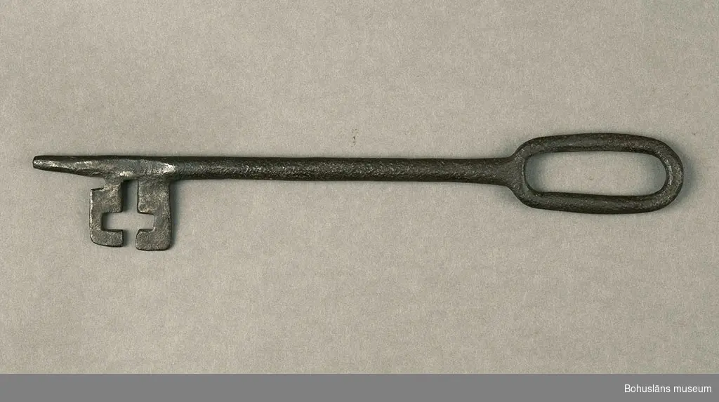 Ur handskrivna katalogen 1957-1958:
Tossene kyrkas nyckel
L. 33,7 cm.
rostig; i övrig oskadad.
