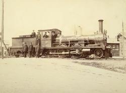 Hovedbanens damplokomotiv nr. 35 med jernbanepersonale på Li