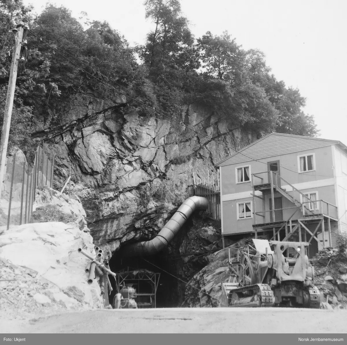 Anlegget av Ulriken tunnel - anleggsarbeider ved vestre innslag med anleggsbrakke