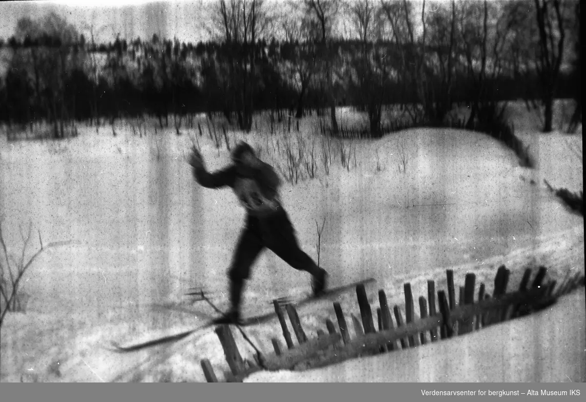 En skigåer i full fart går i løypen under et løp. Startnummer 48.