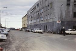 Bothnerfabrikken i Havnegata. Biler og sykler står oppstilt 