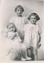 Portrett av tre barn i finklær.