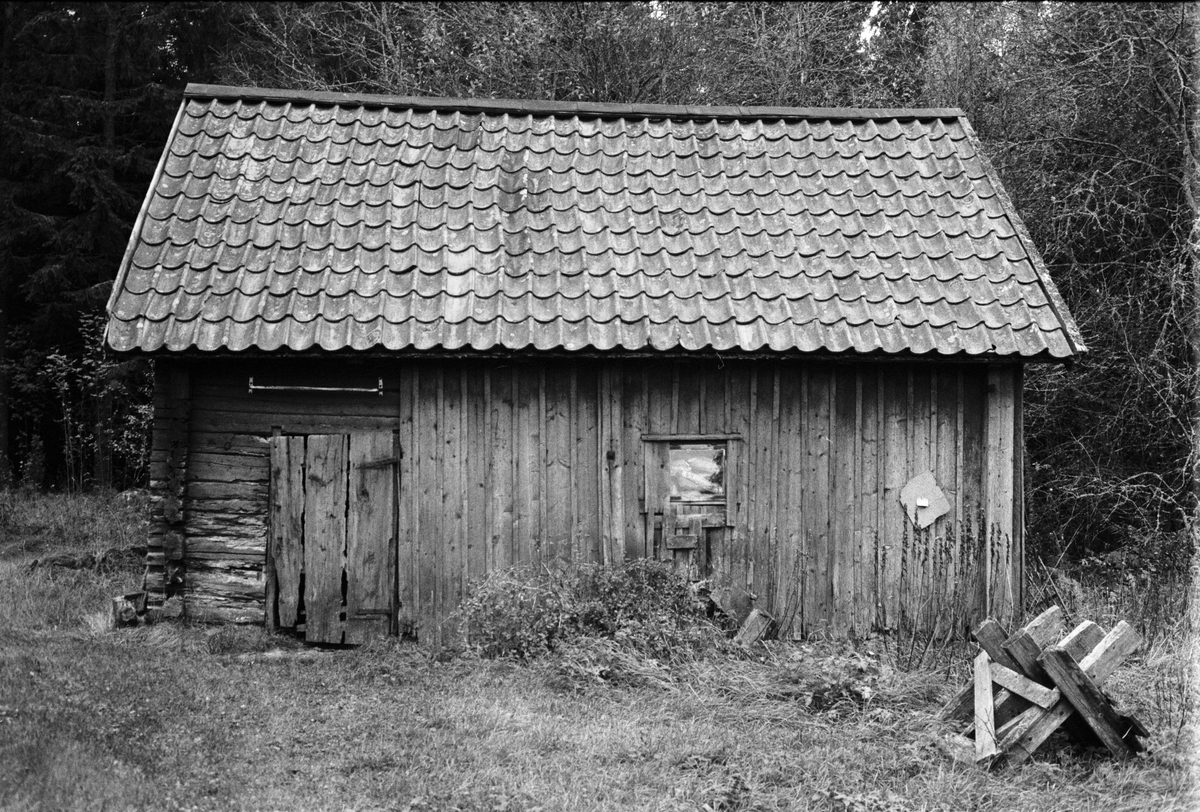 Uthus och fähus, Skuttunge-Brunnby 11:1, Kåsen, Skuttunge socken, Uppland 1983
