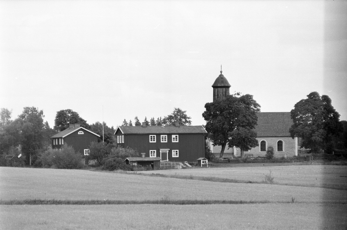 Läby kyrka, Klockaregården samt skolan, Läby socken, Uppland 1975