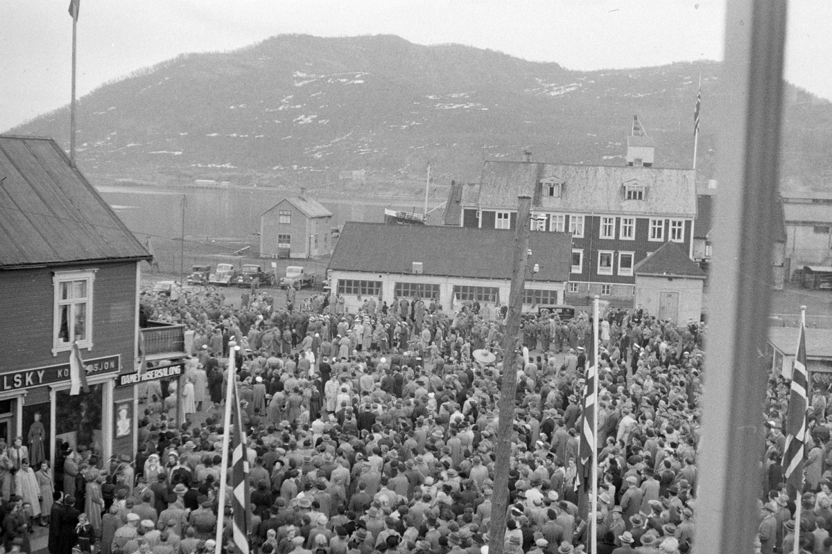 Folkemengde på Torvet. I sentrum av bildet står "fiskehallen".