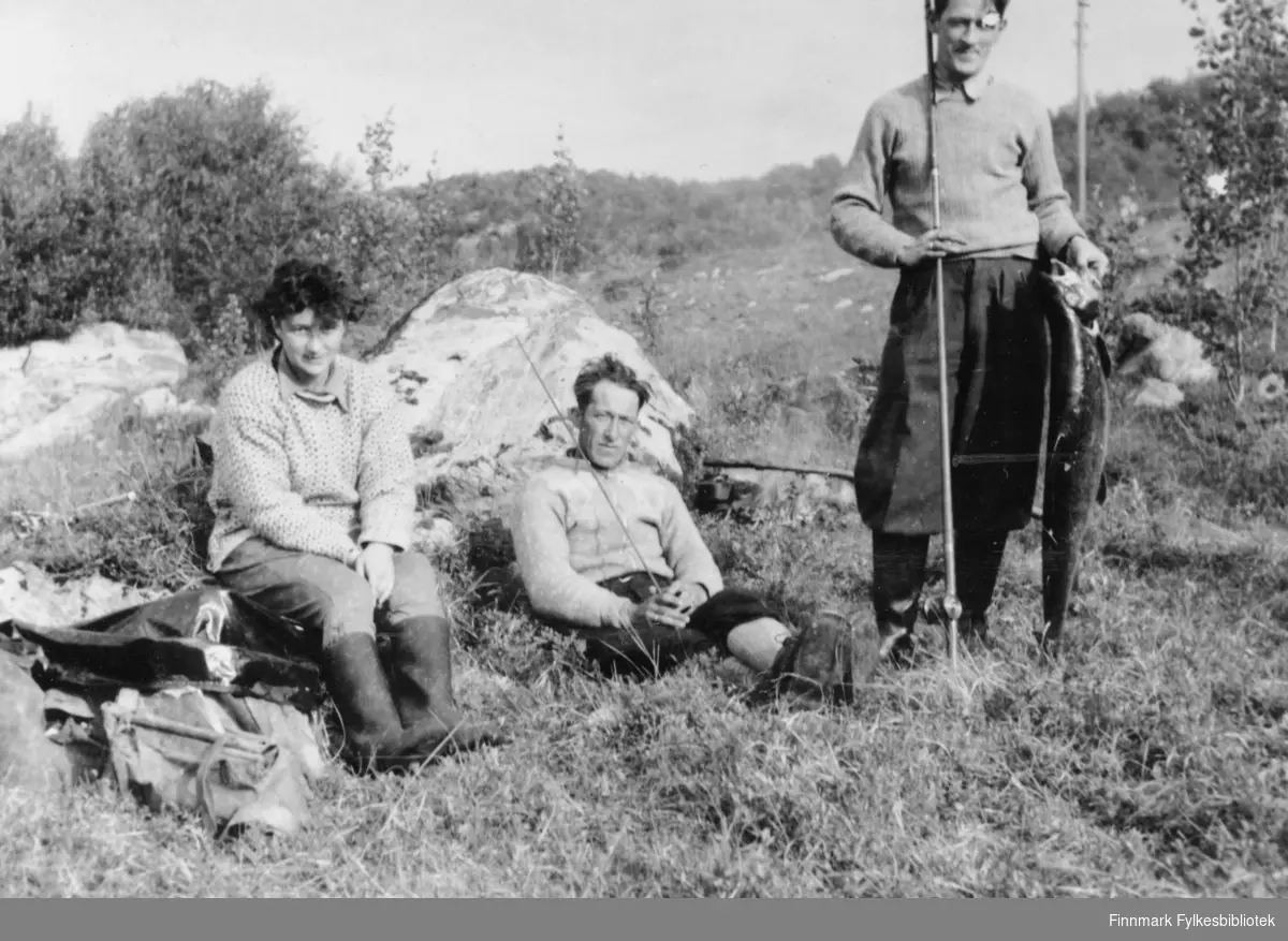 Den første laksen var 12 kg. Fra venstre Teija ( ? ), Sjøkvist og Harald Betten.