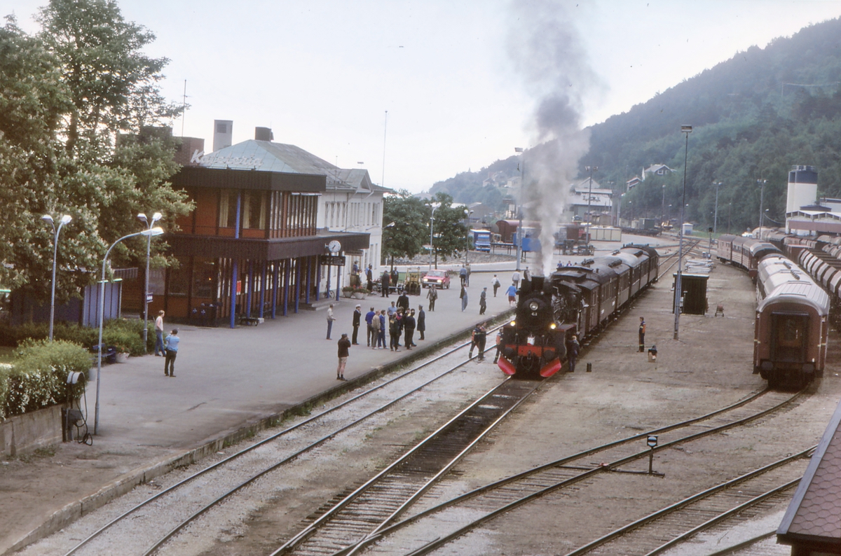 Åndalsnes stasjon med ekstratog til Hamar.