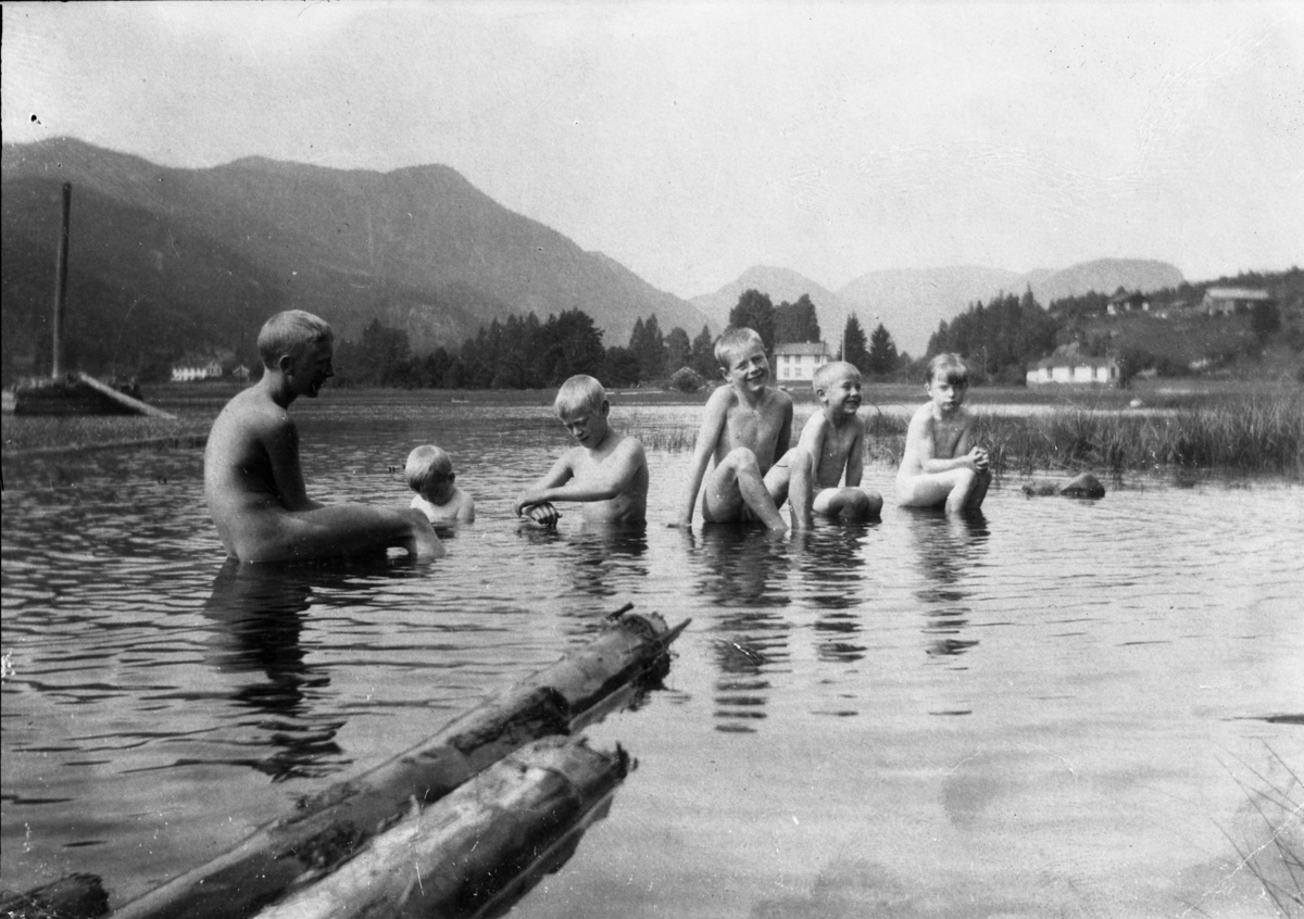 Fotosamling etter Cappelen. Barn som bader. Kviteseid ca. 1914.