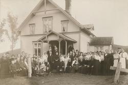 Gruppebilde tatt i forbindelse med et bryllup - sannsynligvi