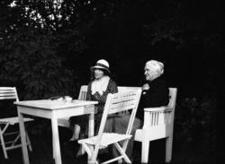 Fotosamling etter Cappelen. To kvinner som sitter ved utbord