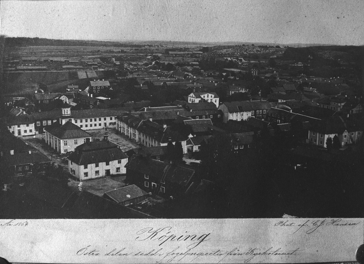 Utsikt från kyrktornet mot öster med Stora torget och gamla rådhuset 1864. Fotograf: CJ. Hansen Bilden är en reproduktion av E. Sörman efter CJ Hansens foto. Fotokopia finns.