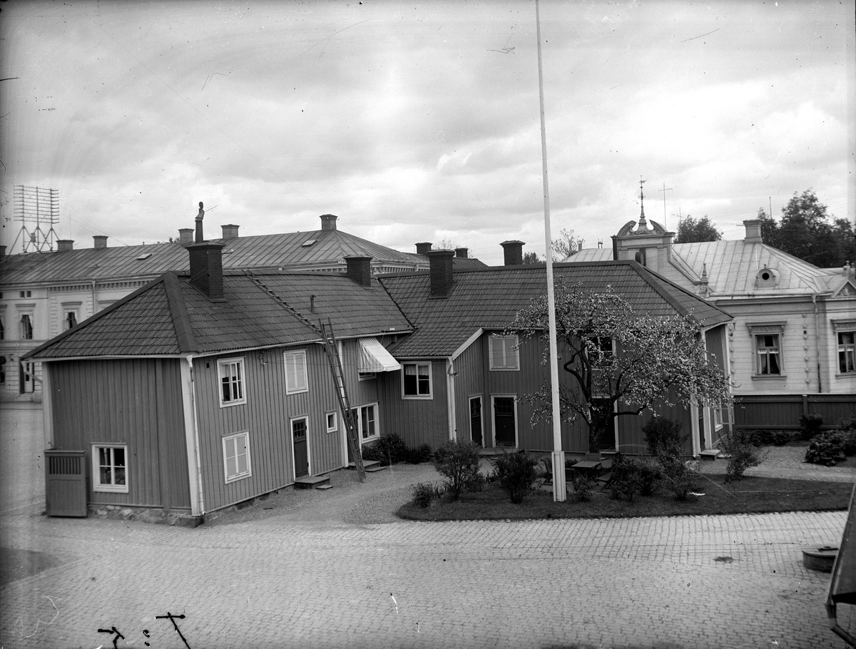Lilla Torget (Hökartorget) med målare Bergmans gård omkring 1920. Fotograf: KJ Österberg Fotokopia finns.