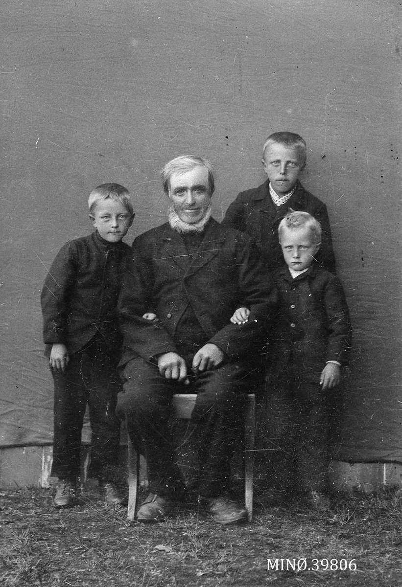 Familiebilde - bestefar med tre barnebarn