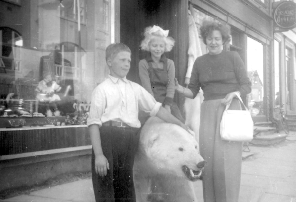 Tromsø, sommeren 1952. Fra venstre: Roy Hamlet Klaussen, Inger-Lill Knutsen og Mary Lill Klaussen.