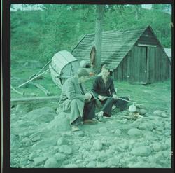 Harald Ranbjør og ukjent mann koker kaffe i det fri trolig v