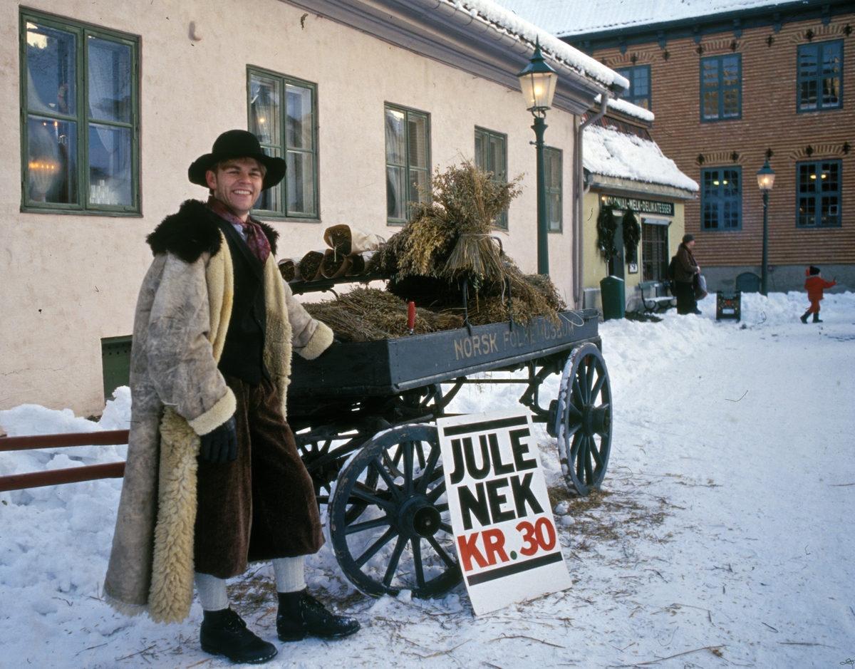 Julemarked 1993. Mann i ulveskinnspels selger nek i Gamlebyen.