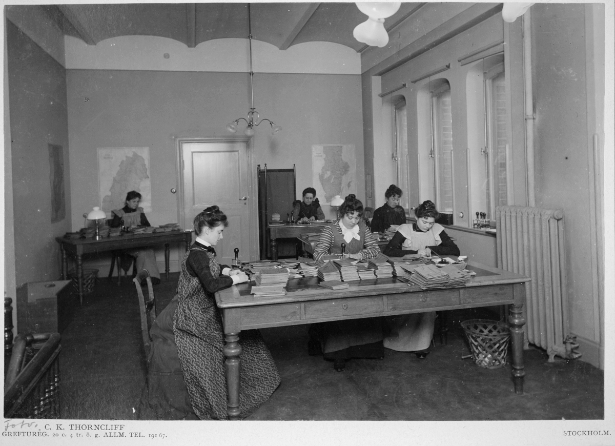 Postsparbanken,  1903, Centralposthuset.
Fru Ingeborg Wahlberg, Constance de Frese, Götha Knochenhauer,
Astrid Ryding, fru Ellen Köhler, Thyra von Schewen.